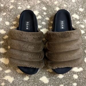 ROAM Women's Plush Brown Slides